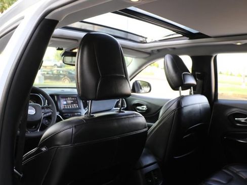 Used 2021 Jeep Cherokee Latitude Plus FWD image 15