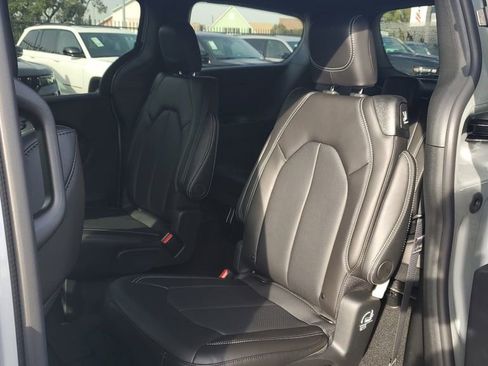 New 2026 Chrysler Pacifica Select image 13