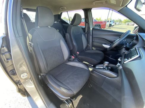 Used 2018 Nissan Kicks SV FWD image 23