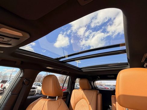 Used 2024 Toyota Highlander Platinum image 18