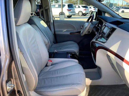 Used 2011 Toyota Sienna Limited image 8