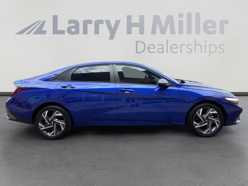Used 2025 Hyundai Elantra SEL w/ Cargo Package FWD image 6
