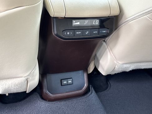 Used 2022 Toyota Highlander XLE FWD image 16