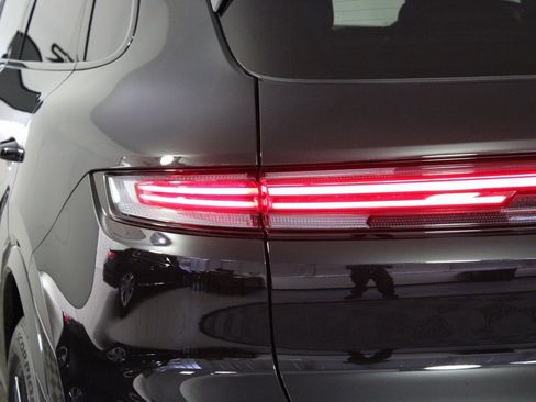 Used 2025 Porsche Cayenne image 12