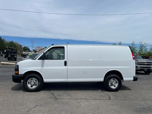 Used 2018 Chevrolet Express 2500 RWD image 2