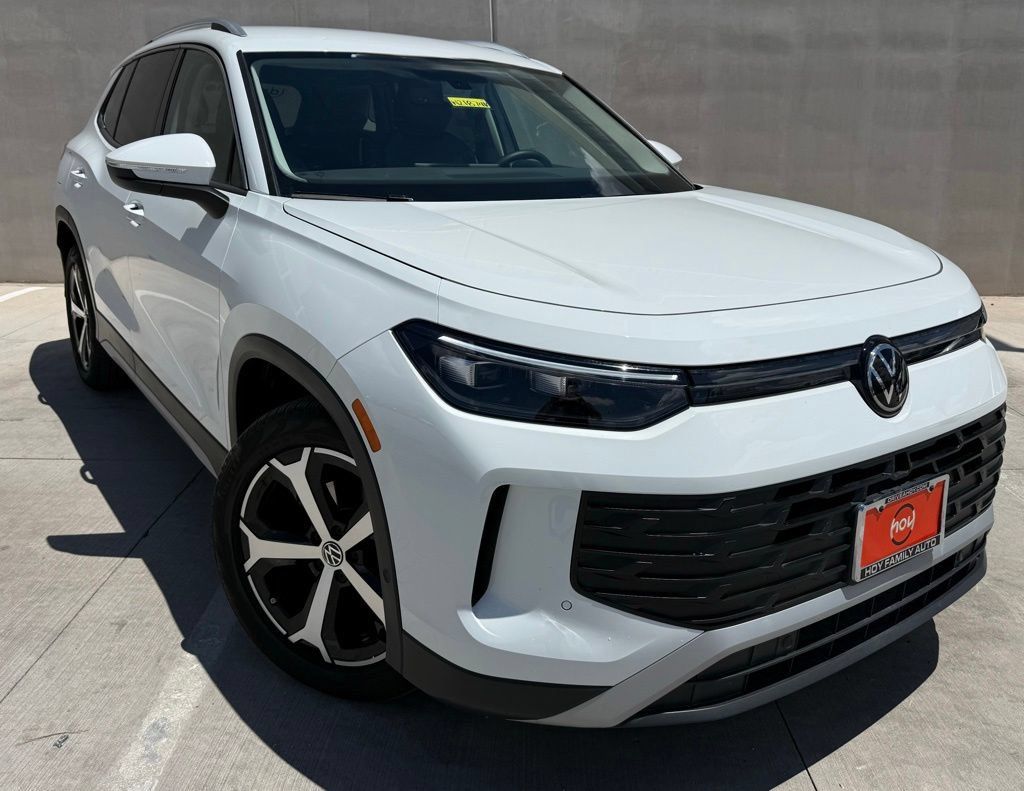 Certified 2025 Volkswagen Tiguan SE FWD image 1