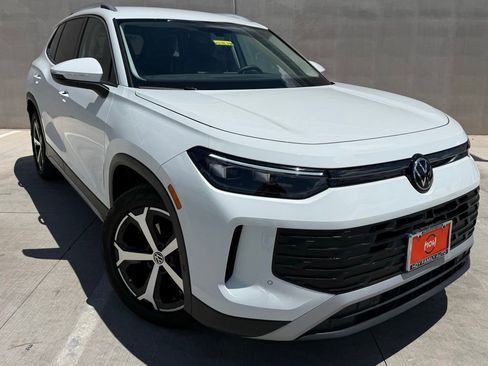 Certified 2025 Volkswagen Tiguan SE FWD image 1