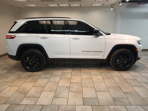 Used 2023 Jeep Grand Cherokee Altitude image 5