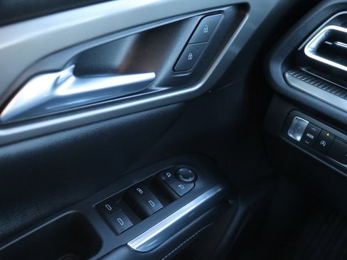 Used 2025 Chevrolet Traverse LT image 11