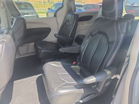 Used 2023 Chrysler Pacifica Touring-L FWD image 18