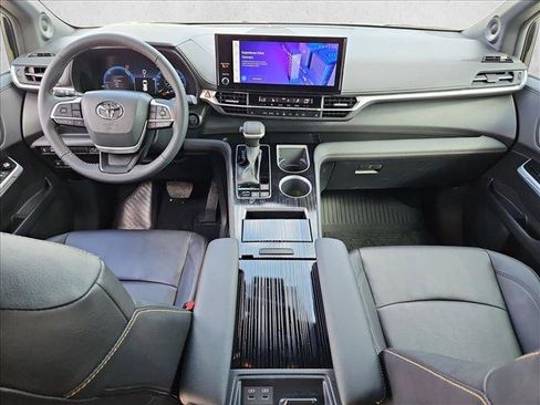 Used 2025 Toyota Sienna XLE Woodland Edition image 19