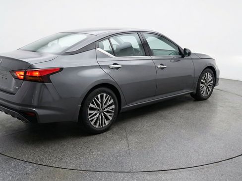 Used 2025 Nissan Altima 2.5 SV FWD image 9