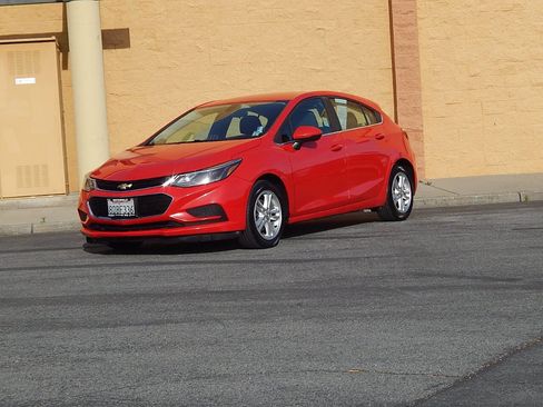 Used 2017 Chevrolet Cruze LT w/ Convenience Package image 1