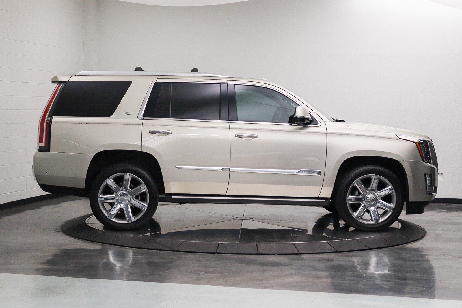 Used 2017 Cadillac Escalade Premium Luxury AWD/4WD image 6