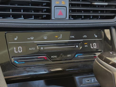 Used 2025 Volkswagen Jetta SE image 10