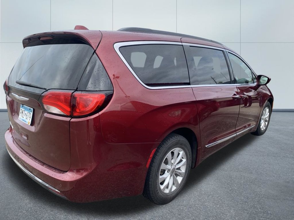 Used 2017 Chrysler Pacifica Touring-L FWD image 7