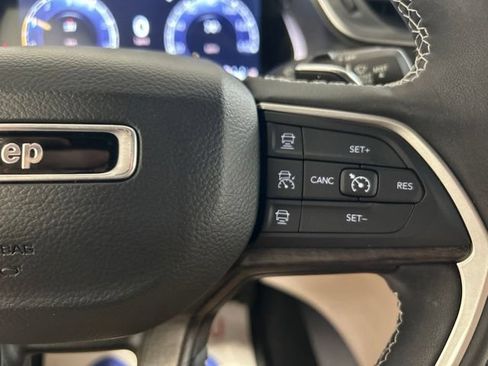 Used 2023 Jeep Grand Cherokee L Limited AWD/4WD image 27