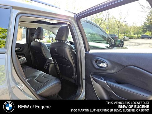 Used 2022 Jeep Cherokee Latitude Lux w/ Sun & Sound Group AWD/4WD image 14