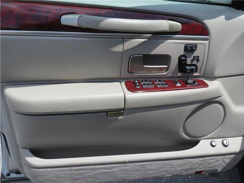 Used 2003 Lincoln Town Car Signature image 26