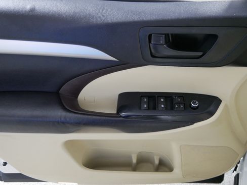 Used 2016 Toyota Highlander Plus AWD/4WD image 19