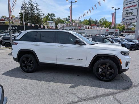 Used 2023 Jeep Grand Cherokee Limited w/ Luxury Tech Group II AWD/4WD image 5