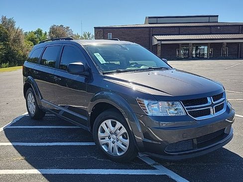 Used 2020 Dodge Journey SE image 1