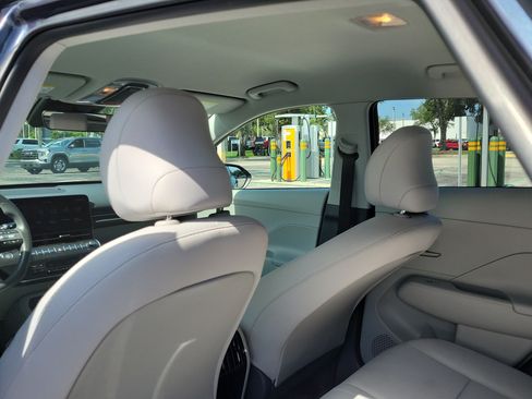 Used 2025 Hyundai Kona SEL FWD image 12