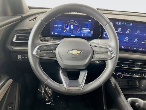 Used 2025 Chevrolet Traverse LT image 11