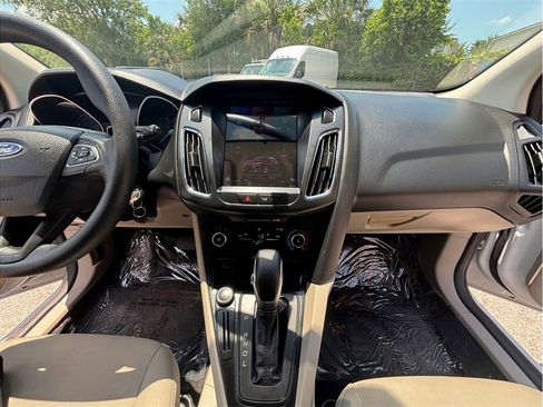 Used 2017 Ford Focus SE FWD image 11