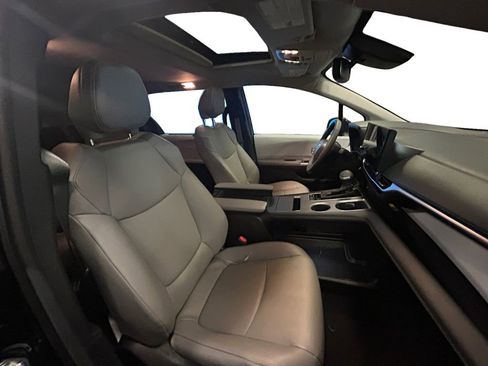 Used 2025 Toyota Sienna XLE image 15