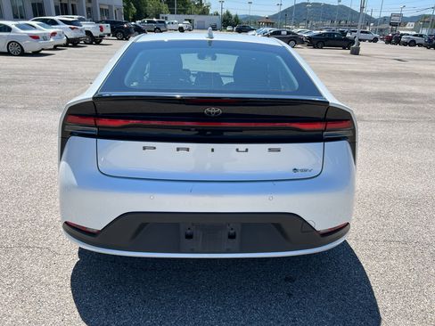 Used 2024 Toyota Prius LE FWD image 6