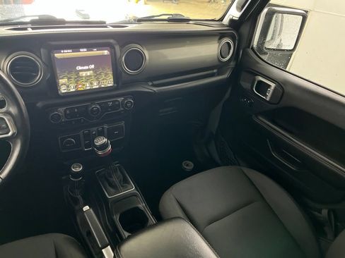 Used 2018 Jeep Wrangler Unlimited Sahara AWD/4WD image 28