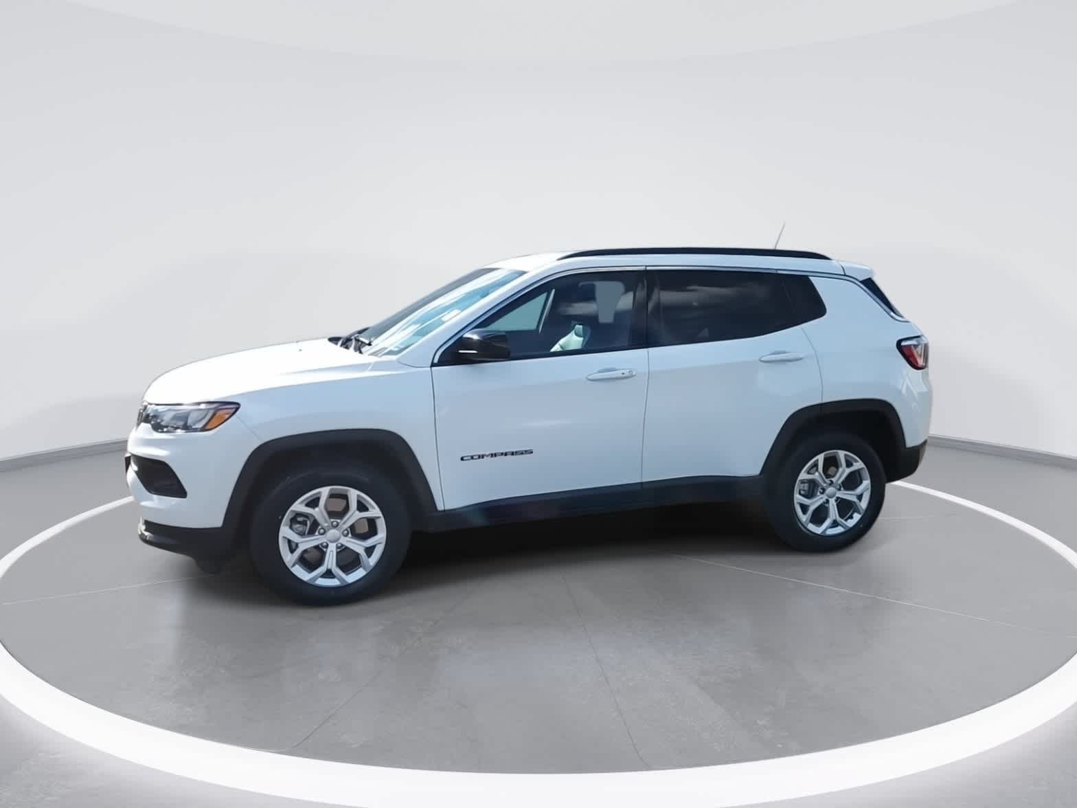 Used 2024 Jeep Compass Latitude AWD/4WD image 4