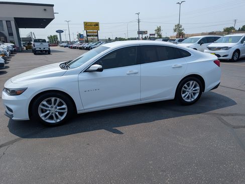 Used 2017 Chevrolet Malibu LT w/ Leather Package FWD image 5