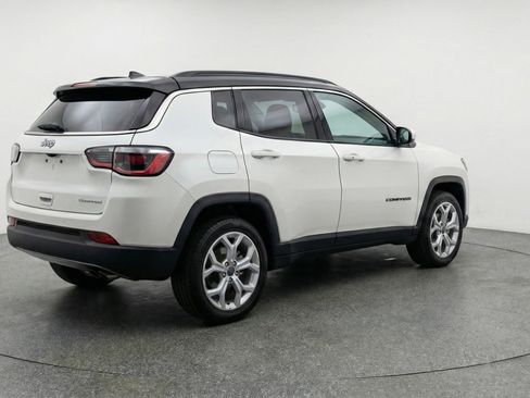 Used 2025 Jeep Compass Latitude AWD/4WD image 9