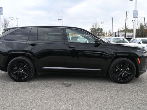 Used 2024 Jeep Wagoneer Launch Edition image 11