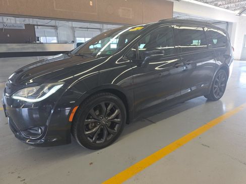 Used 2019 Chrysler Pacifica Limited w/ S Appearance Package FWD image 2