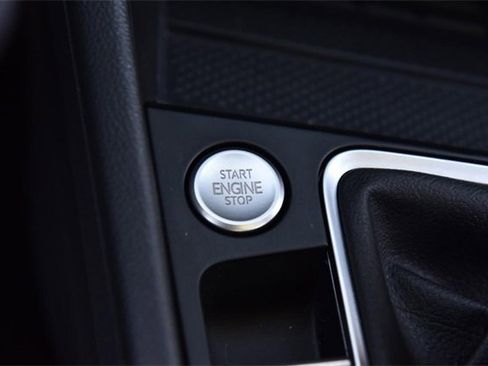 Used 2025 Volkswagen Jetta SE w/ Sunroof Package image 17