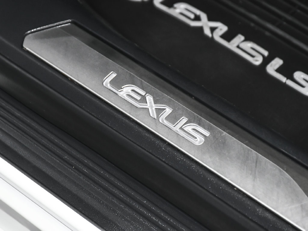 Used 2022 Lexus LS 500h AWD w/ Luxury Package image 11