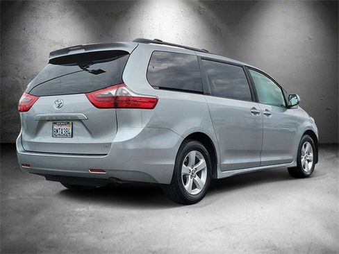 Used 2020 Toyota Sienna LE w/ Carpet Mat Package image 3