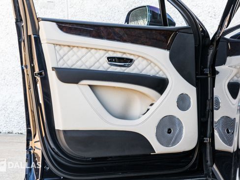 Used 2022 Bentley Bentayga image 20