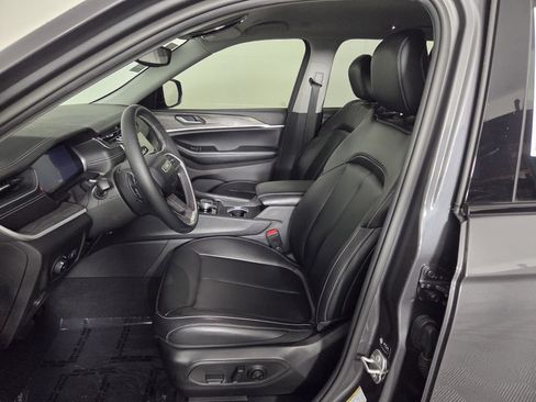 Used 2024 Jeep Grand Cherokee Limited w/ Black Appearance Package RWD image 8