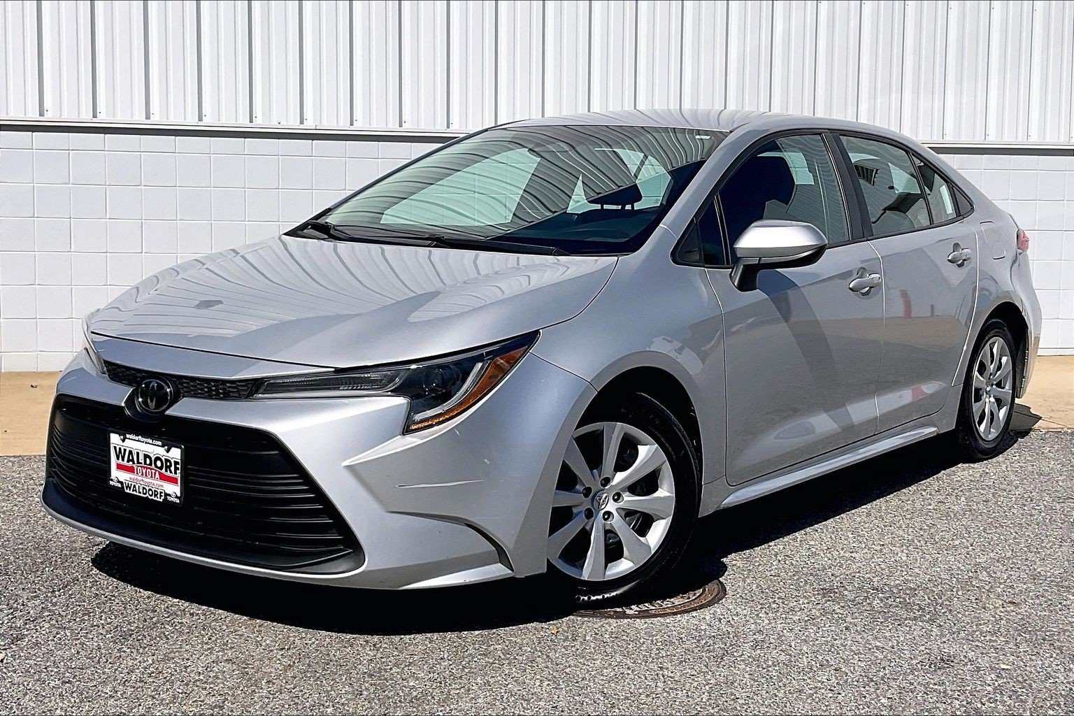 Used 2024 Toyota Corolla LE FWD image 2