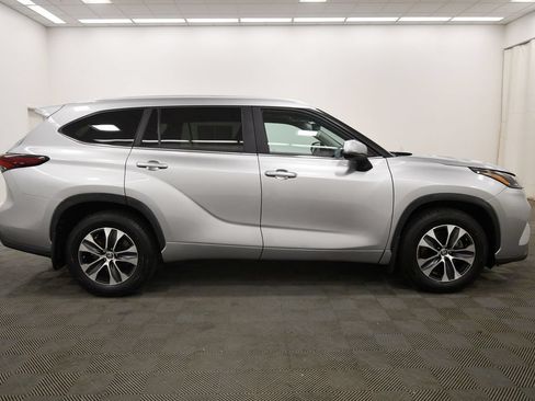 Used 2024 Toyota Highlander XLE AWD/4WD image 9