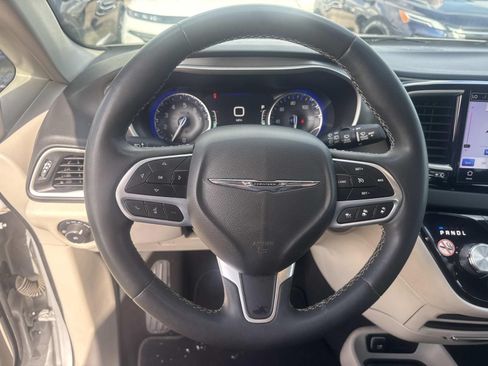 Used 2024 Chrysler Pacifica Touring-L FWD image 23
