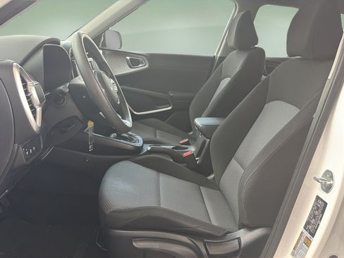 Used 2023 Kia Soul LX w/ LX Technology Package FWD image 16