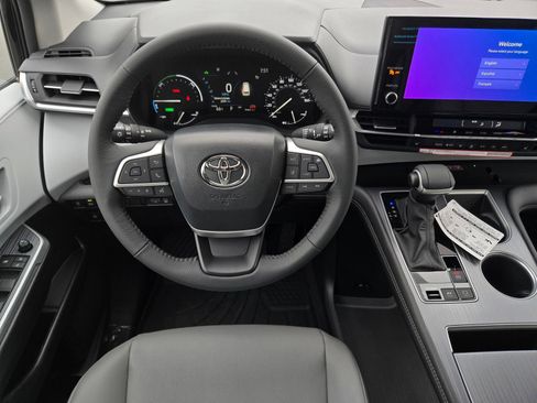 Certified 2026 Toyota Sienna XLE FWD image 13