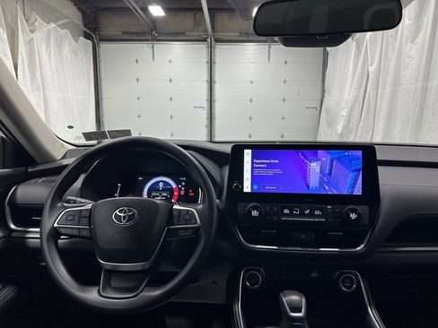 Used 2025 Toyota Grand Highlander AWD image 16