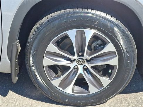 Certified 2022 Toyota Highlander XLE image 8