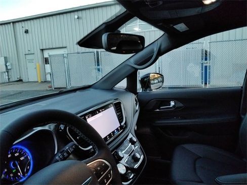 New 2026 Chrysler Pacifica Select image 24